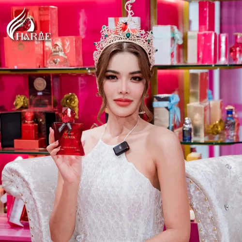 Người đẹp xứ chùa vàng  Thaweeporn Phingchamrat tỏa sáng cùng nước hoa Charme