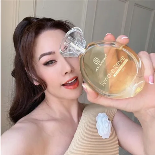 Nước hoa Laura Sunshine Paris Tendre Reve là sự ngọt ngào vẫn được duy trì trong làn hương của hoắc hương  và đậu Tonka