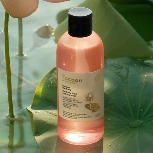 Nước Sen Hậu Giang Toner Cocoon 310ml Dành Cho Da Nhạy Cảm - Hỗ Trợ Cấp Ẩm Phục Hồi Da