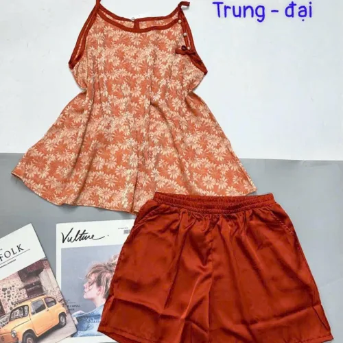Đồ bộ gấm phối lụa mờ quần đùi trơn áo yếm 2 dây có nút trung