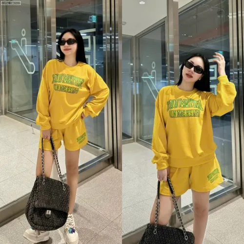 Đồ bộ quần đùi áo tay dài in nhiều chữ ở áo và quần