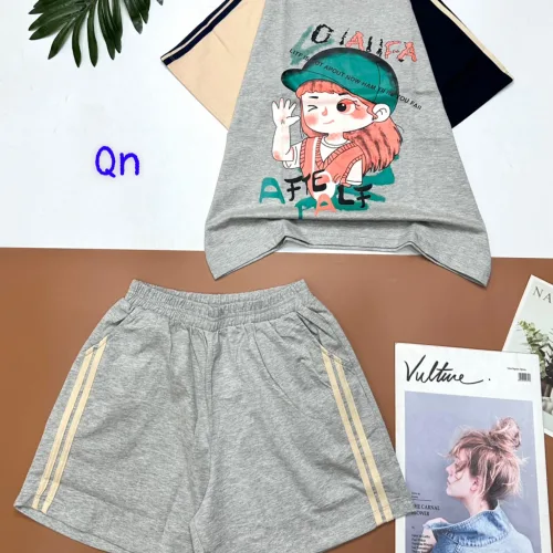Đồ bộ quần đùi áo tay ngắn in hình bé đội nón