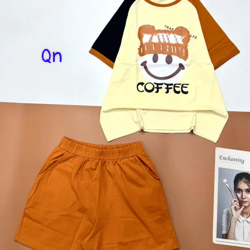 Đồ bộ quần đùi áo tay ngắn in hình mặt cười đội nón chữ coffee