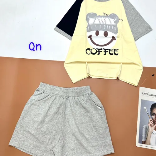 Đồ bộ quần đùi áo tay ngắn in hình mặt cười đội nón chữ coffee