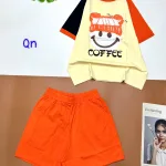 Đồ bộ quần đùi áo tay ngắn in hình mặt cười đội nón chữ coffee