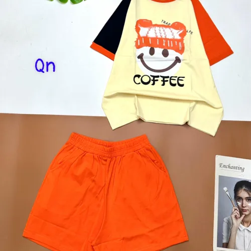 Đồ bộ quần đùi áo tay ngắn in hình mặt cười đội nón chữ coffee