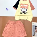 Đồ bộ quần đùi áo tay ngắn in hình mặt cười đội nón chữ coffee