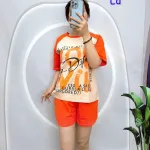 Đồ bộ quần đùi áo tay ngắn in nhiều chữ trên áo