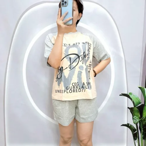 Đồ bộ quần đùi áo tay ngắn in nhiều chữ trên áo
