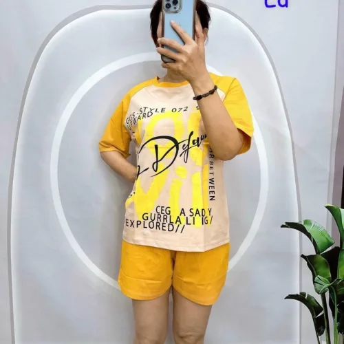 Đồ bộ quần đùi áo tay ngắn in nhiều chữ trên áo