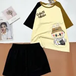 Đồ bộ quần đùi cùng màu tay áo bên phải áo tay ngắn tay 2 màu labubu