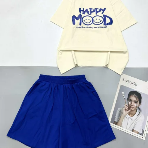 Đồ bộ quần đùi cùng màu viền cổ áo in chữ HAPPY MOOD