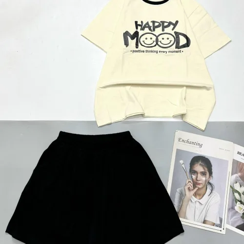 Đồ bộ quần đùi cùng màu viền cổ áo in chữ HAPPY MOOD
