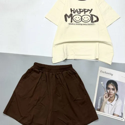 Đồ bộ quần đùi cùng màu viền cổ áo in chữ HAPPY MOOD