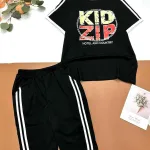Đồ bộ quần lửng hai sọc áo tay ngắn in chữ KIDZIP