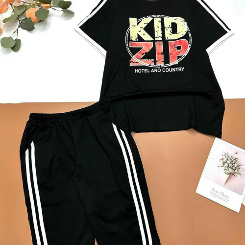 Đồ bộ quần lửng hai sọc áo tay ngắn in chữ KIDZIP