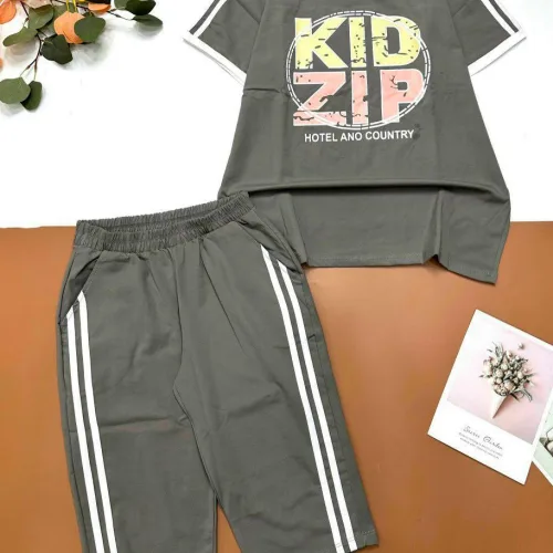 Đồ bộ quần lửng hai sọc áo tay ngắn in chữ KIDZIP