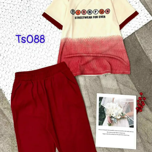 Đồ bộ quần lửng màu của line  áo tay ngắn in chữ TIONFUN