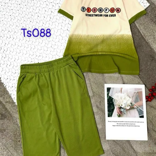 Đồ bộ quần lửng màu của line  áo tay ngắn in chữ TIONFUN
