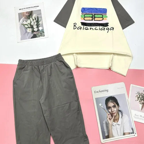 Đồ bộ quần lửng màu của tay áo tay ngắn in chữ BALENCIAGA