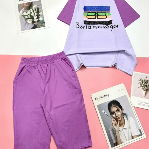 Đồ bộ quần lửng màu của tay áo tay ngắn in chữ BALENCIAGA