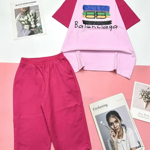 Đồ bộ quần lửng màu của tay áo tay ngắn in chữ BALENCIAGA