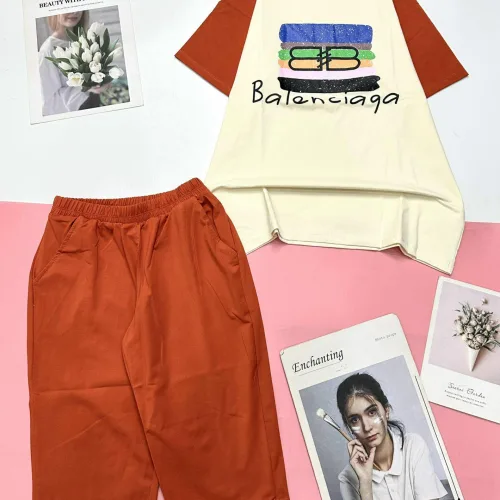 Đồ bộ quần lửng màu của tay áo tay ngắn in chữ BALENCIAGA