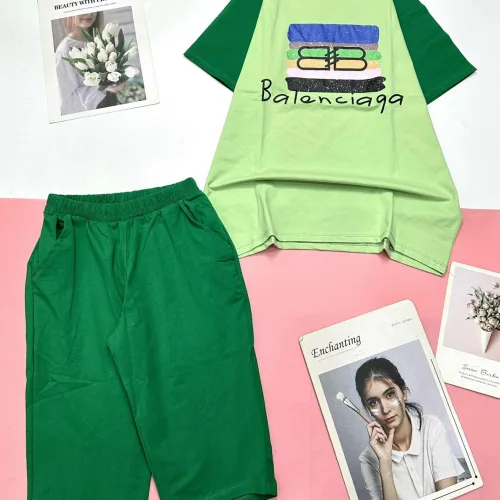 Đồ bộ quần lửng màu của tay áo tay ngắn in chữ BALENCIAGA