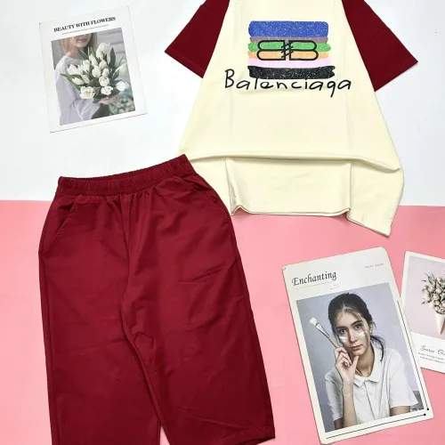 Đồ bộ quần lửng màu của tay áo tay ngắn in chữ BALENCIAGA