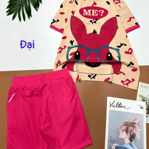 Đồ bộ quần lửng màu cùng màu áo in hình con thỏ đeo kính