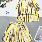 Đồ bộ sọc loang quần đùi áo sơ mi tay ngắn cổ bẻ in chữ M