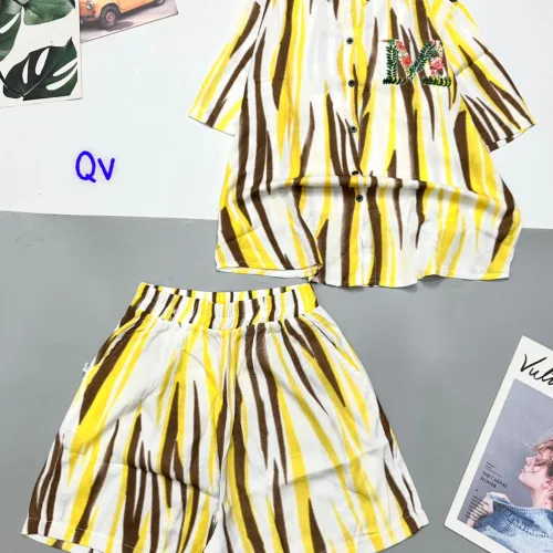 Đồ bộ sọc loang quần đùi áo sơ mi tay ngắn cổ bẻ in chữ M