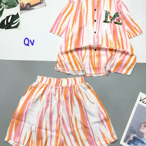 Đồ bộ sọc loang quần đùi áo sơ mi tay ngắn cổ bẻ in chữ M