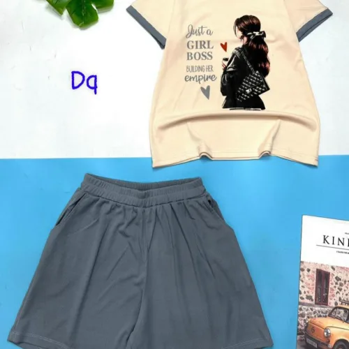 Đồ bộ thun nữ quần đùi cùng màu viền áo hình cô gái đeo túi