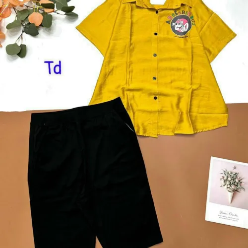 Đồ bộ tơ xước quần ngố đen áo sơ mi tay ngắn in hình bên trái