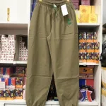 Quần jogger nữ vải đũi xước thêu logo chữ C