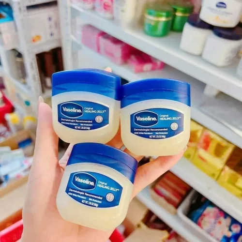 Sáp dưỡng ẩm VaSeline trị nẻ Mỹ là sản phẩm tuyệt vời cần có trong mọi gia đình