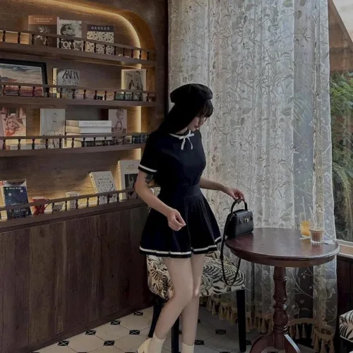Sét áo cổ cao viền thắt nơ + chân váy xếp ly