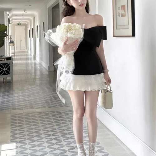 Sét áo đen bẹt vai + chân váy ren trắng tầng