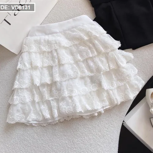 Sét áo đen bẹt vai + chân váy ren trắng tầng