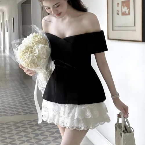 Sét áo đen bẹt vai + chân váy ren trắng tầng