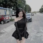 Sét áo đen lệch vai viền ren tag hoa tay + chân váy
