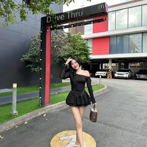 Sét áo đen lệch vai viền ren tag hoa tay + chân váy