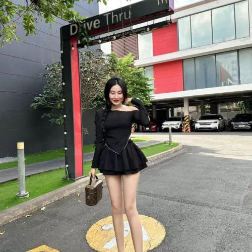 Sét áo đen lệch vai viền ren tag hoa tay + chân váy