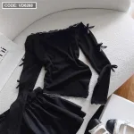 Sét áo đen lệch vai viền ren tag hoa tay + chân váy