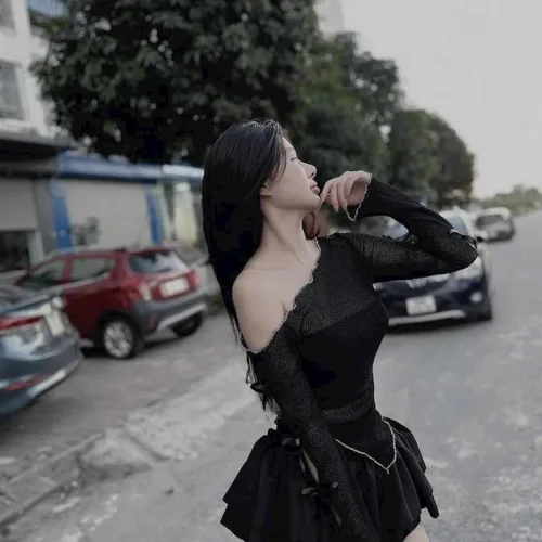 Sét áo đen lệch vai viền ren tag hoa tay + chân váy
