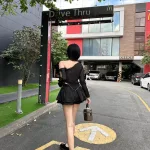 Sét áo đen lệch vai viền ren tag hoa tay + chân váy