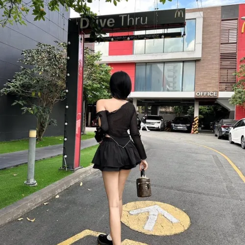 Sét áo đen lệch vai viền ren tag hoa tay + chân váy