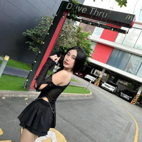 Sét áo đen lệch vai viền ren tag hoa tay + chân váy