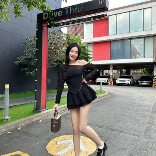 Sét áo đen lệch vai viền ren tag hoa tay + chân váy